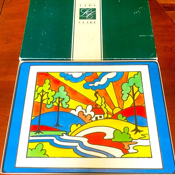 4 Shiny Hard Placemats With colorful Kids’ Paint Print front cover easy to clean - Picture 3 of 11